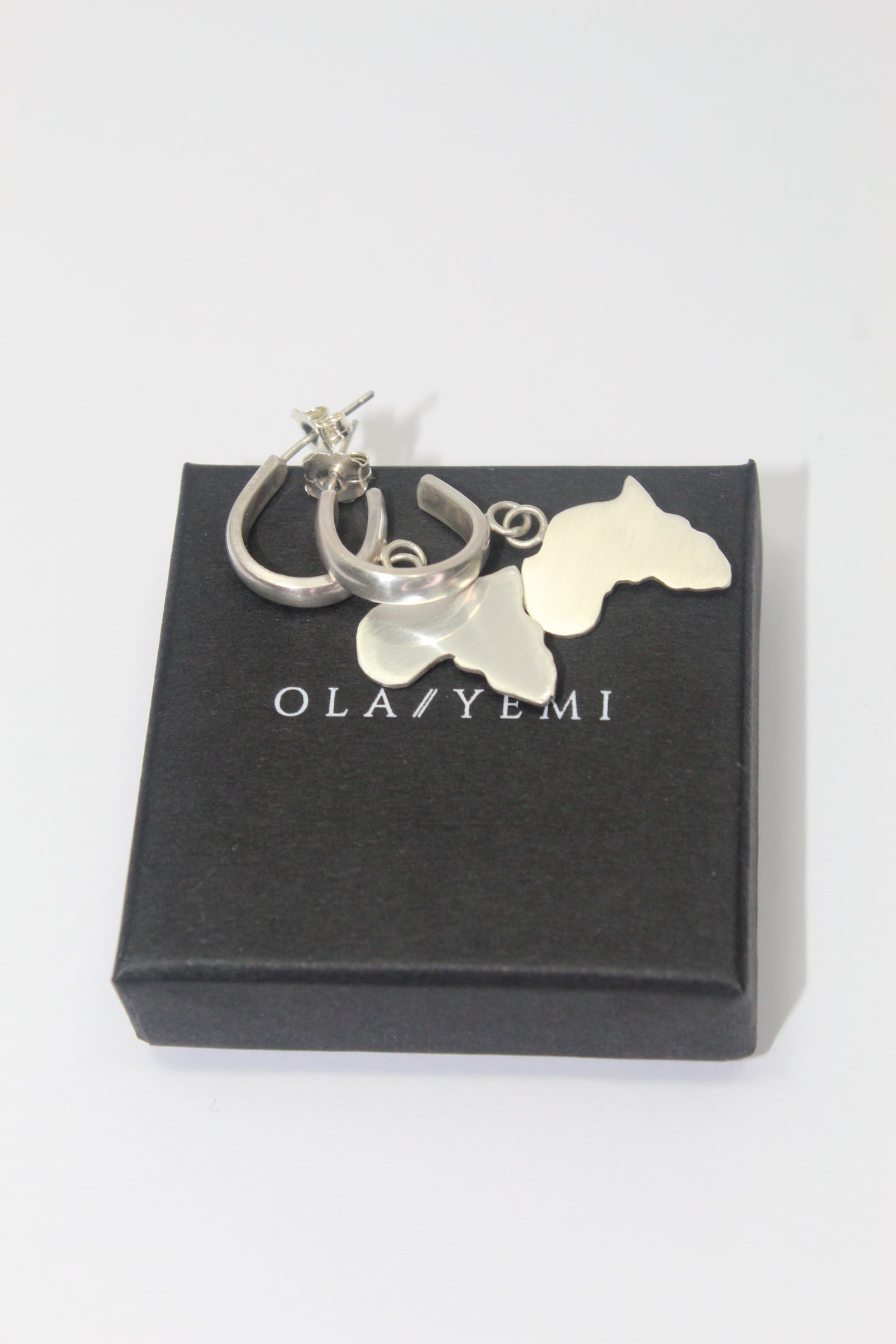 Folami || Africa Hoop Earrings