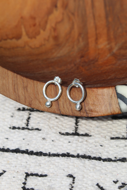 Sekani || Single Dot Earrings